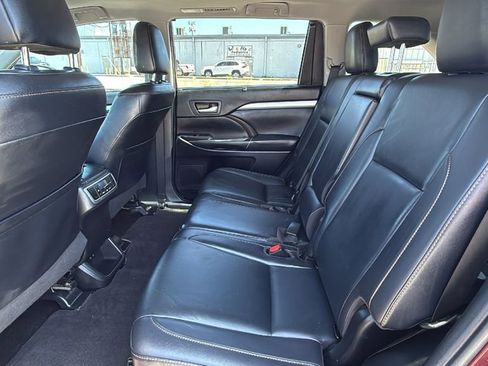 Used 2019 Toyota Highlander XLE FWD image 16
