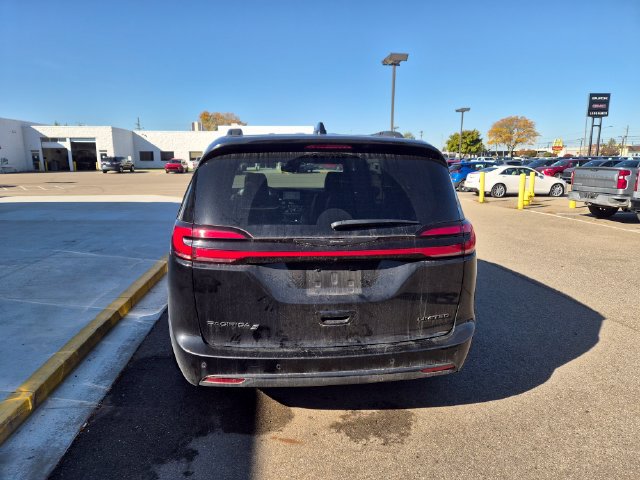 Used 2025 Chrysler Pacifica Limited FWD image 8