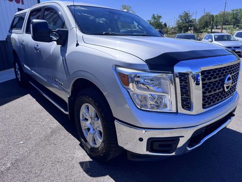 Used 2018 Nissan Titan SV w/ SV Convenience Package image 5