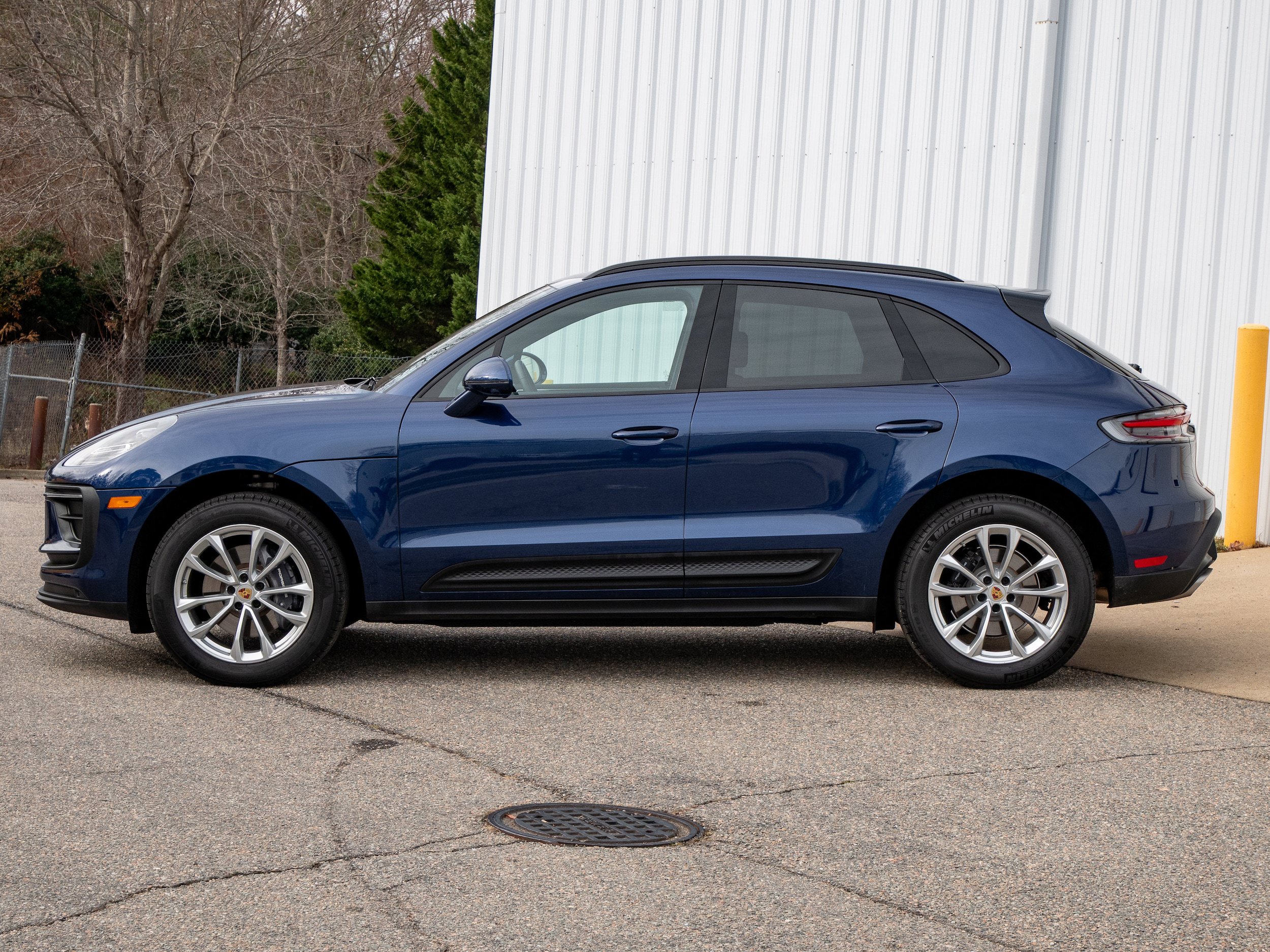 Certified 2025 Porsche Macan AWD/4WD image 2
