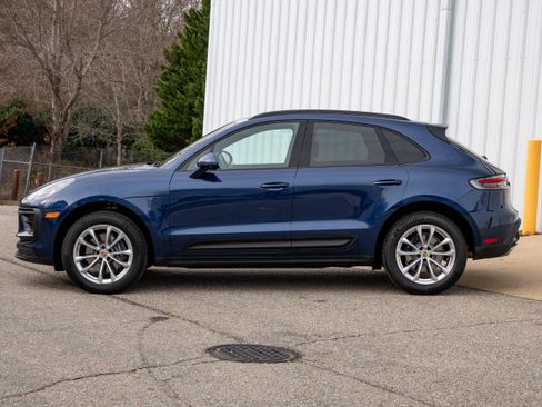 Certified 2025 Porsche Macan image 2