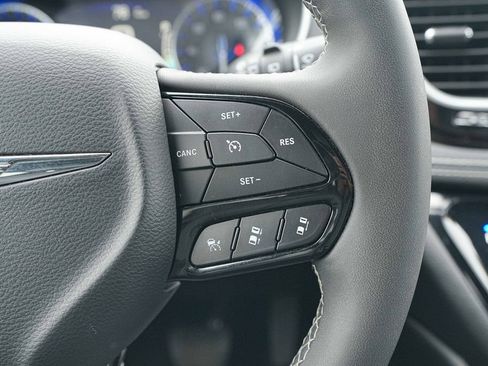 Used 2025 Chrysler Pacifica Limited FWD image 34