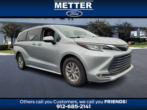 Used 2021 Toyota Sienna XLE image 1
