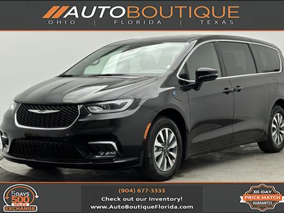 Used 2025 Chrysler Pacifica Select
