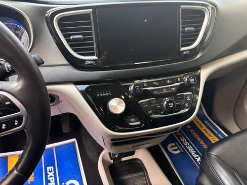 Certified 2023 Chrysler Pacifica Touring-L FWD image 18