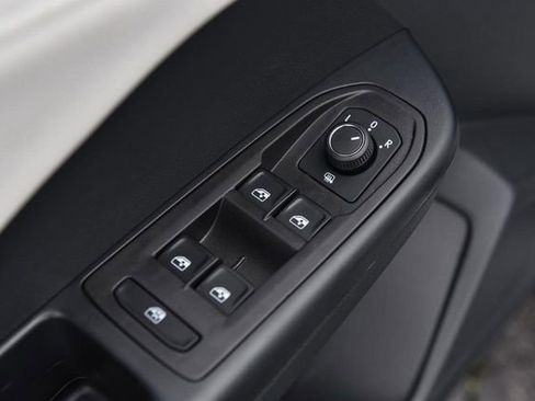 Used 2025 Volkswagen Taos SE FWD image 8
