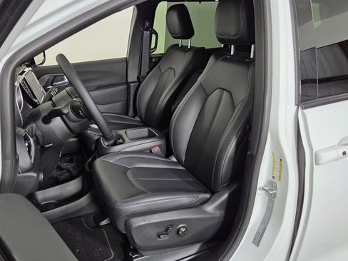 Used 2026 Chrysler Pacifica Select image 16
