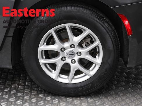 Used 2023 Chrysler Pacifica Touring-L image 8