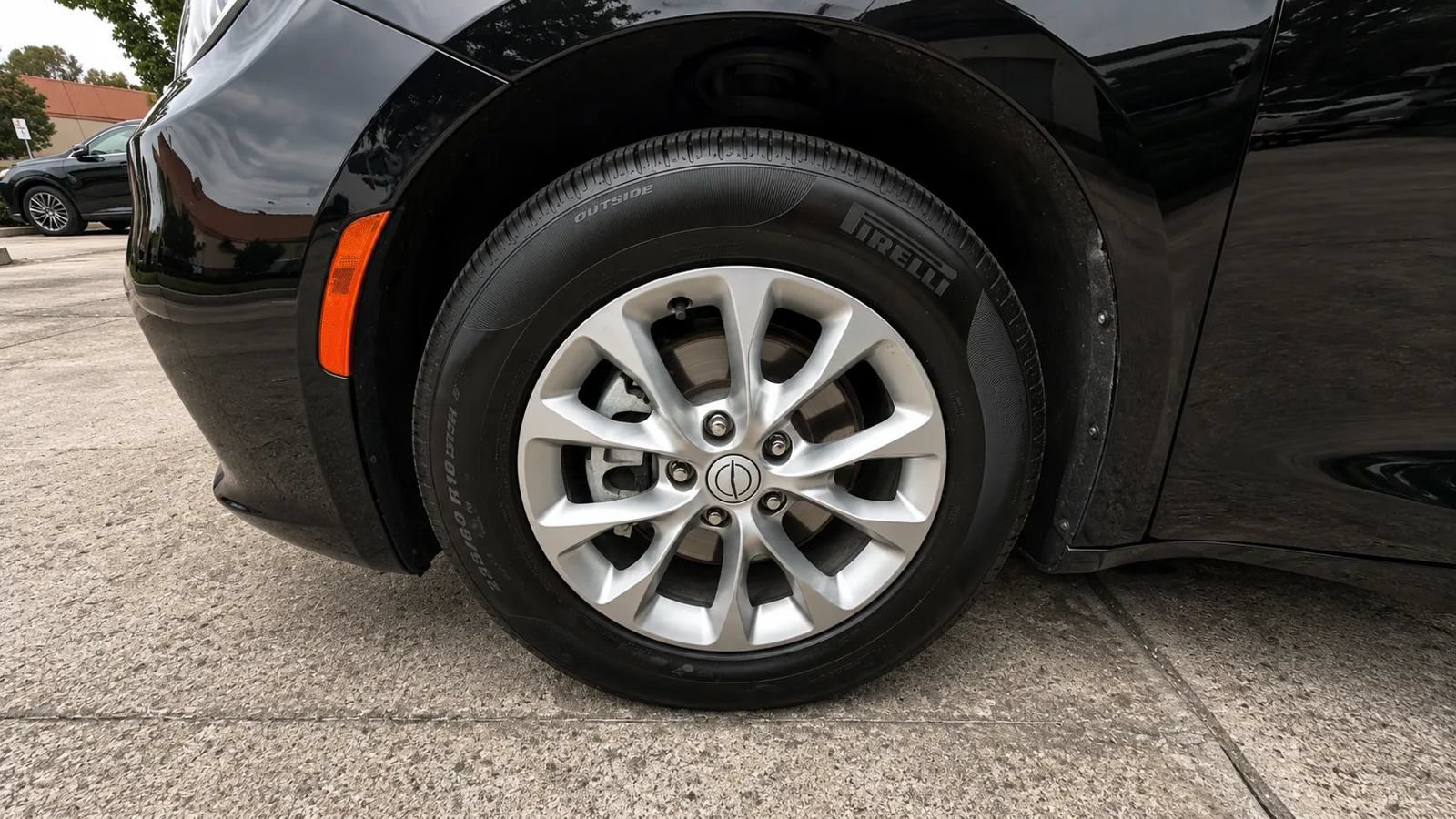 Used 2026 Chrysler Pacifica Limited FWD image 12