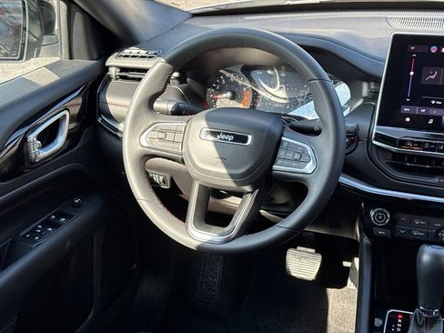 Used 2025 Jeep Compass Trailhawk AWD/4WD image 18