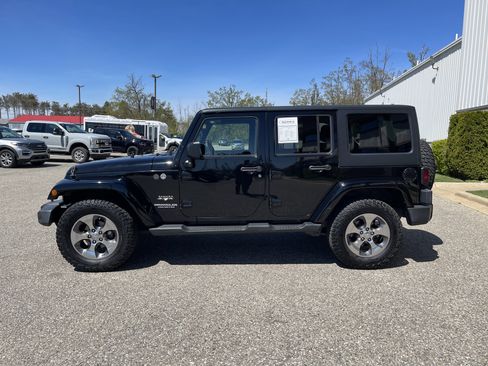 Used 2017 Jeep Wrangler Unlimited Sahara AWD/4WD image 6