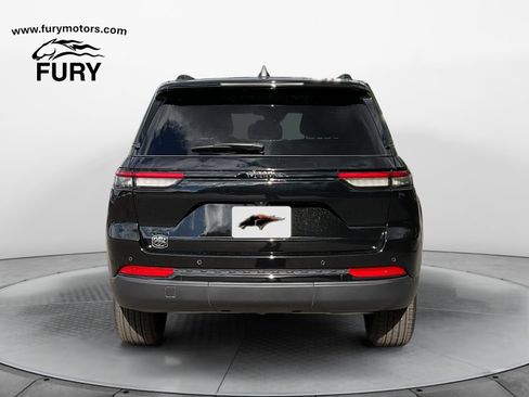 Used 2025 Jeep Grand Cherokee Altitude AWD/4WD image 4