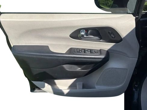 Used 2021 Chrysler Pacifica Touring-L FWD image 11