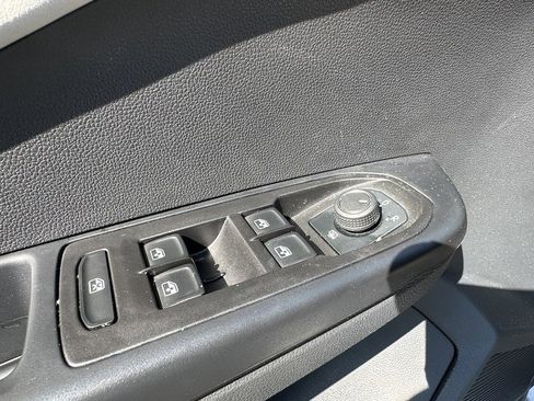 Used 2025 Volkswagen Taos SE w/ Taos MDO Package image 13