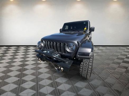 Used 2025 Jeep Gladiator Sport image 2