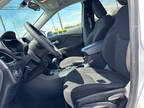 Used 2019 Jeep Cherokee Latitude w/ Popular Appearance Group AWD/4WD image 17