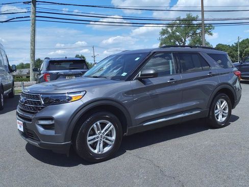 Used 2021 Ford Explorer XLT w/ Equipment Group 202A image 3