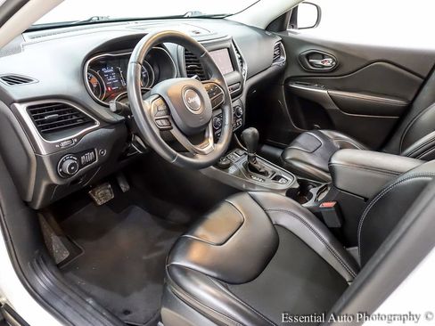 Used 2019 Jeep Cherokee Latitude Plus w/ Comfort/Convenience Group image 14