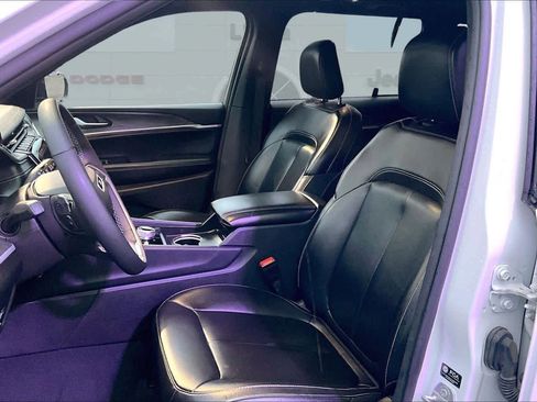 Used 2024 Jeep Grand Cherokee Limited image 11