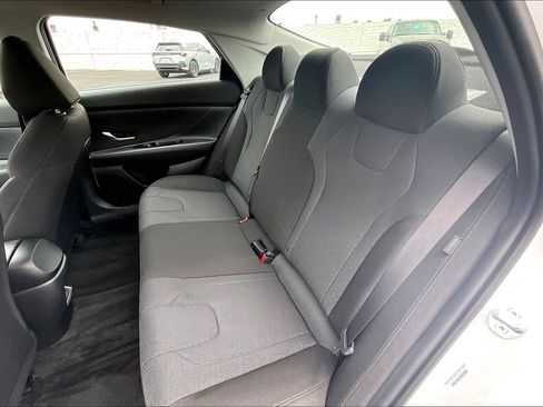Certified 2025 Hyundai Elantra SE FWD image 15
