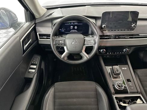 Used 2024 Mitsubishi Outlander SE image 3