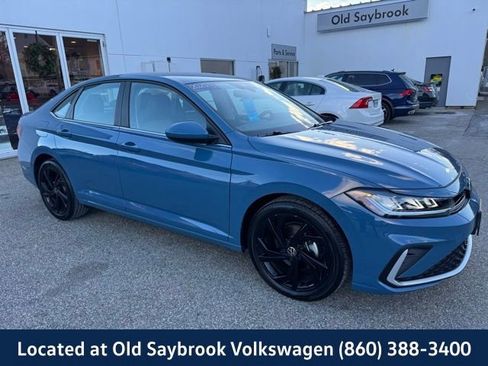 Certified 2025 Volkswagen Jetta SE image 3