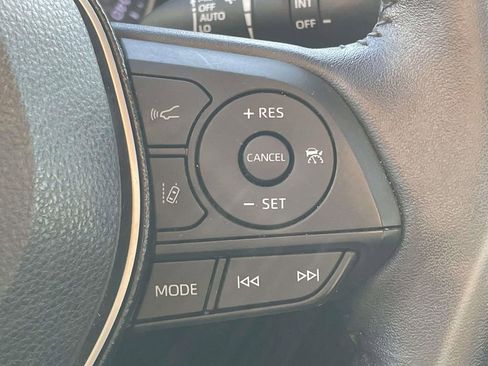 Used 2021 Toyota RAV4 XLE Premium image 12