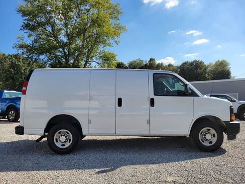 Used 2017 Chevrolet Express 2500 image 2
