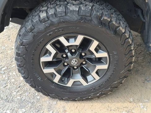 Used 2020 Toyota Tacoma TRD Off-Road AWD/4WD image 10