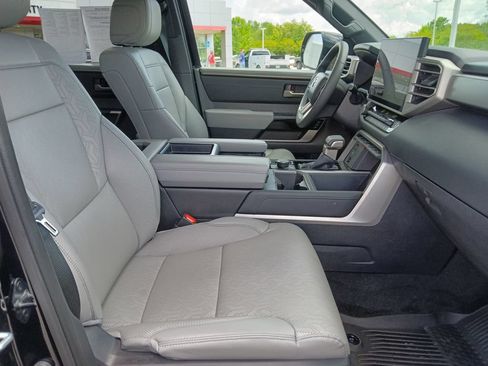 Used 2025 Toyota Tundra Limited AWD/4WD image 31