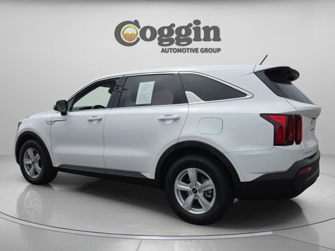 Used 2023 Kia Sorento LX FWD image 3