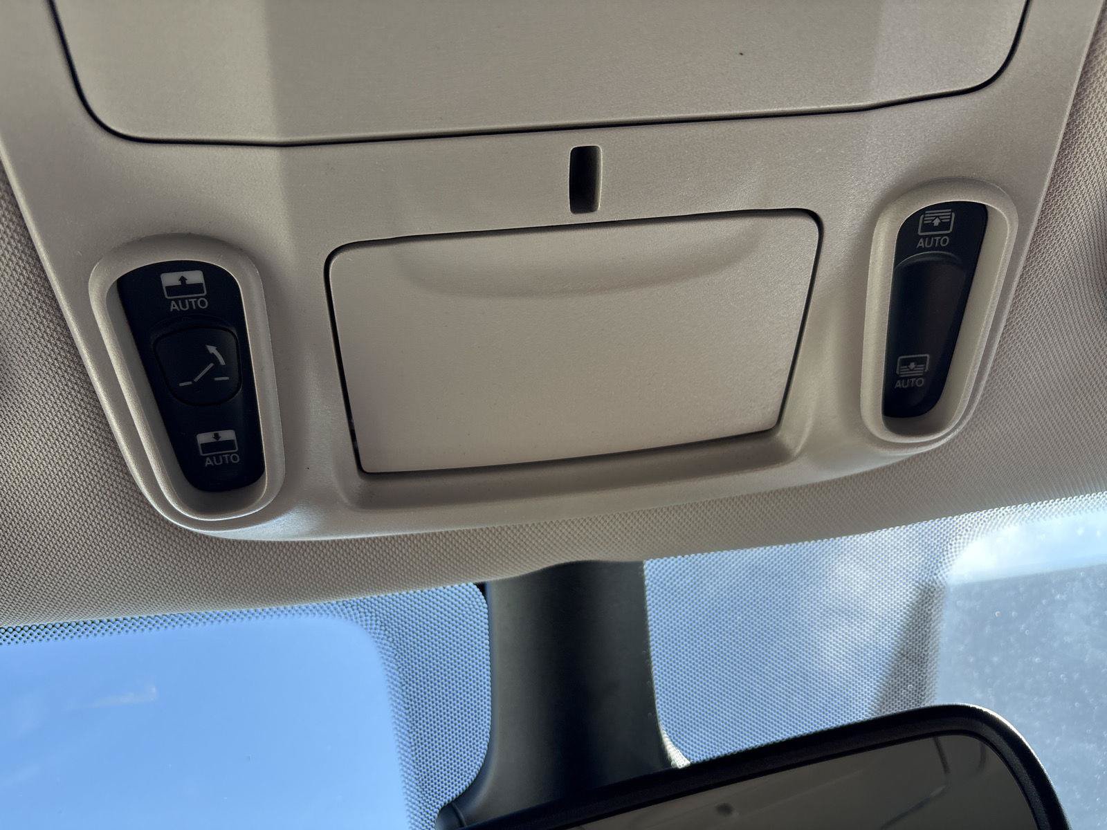 Used 2023 Chrysler Pacifica Limited FWD image 26