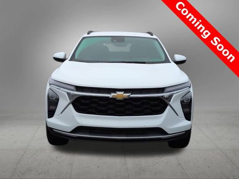 Used 2024 Chevrolet Trax LT w/ LT Convenience Package image 9