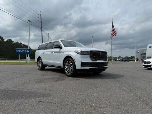 Used 2025 Lincoln Navigator L Reserve AWD/4WD image 9