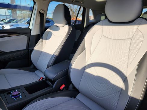 Certified 2025 Volkswagen Tiguan SE image 7