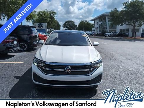 Used 2024 Volkswagen Jetta SE w/ Panoramic Sunroof Package FWD image 2