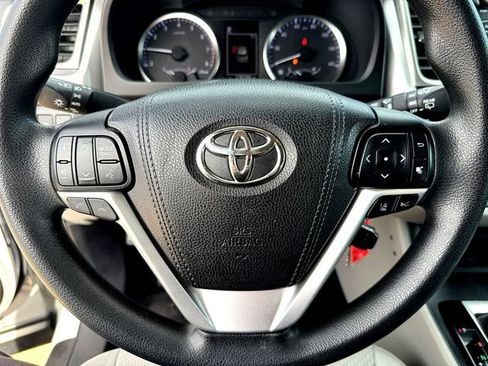 Used 2018 Toyota Highlander LE image 11