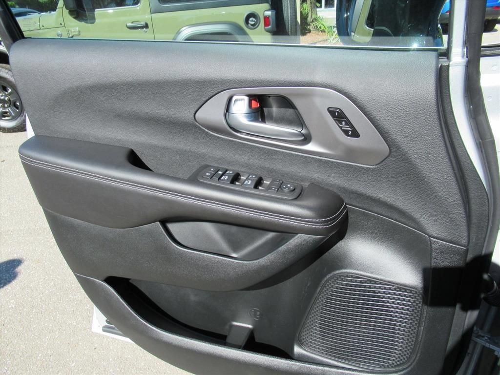 New 2026 Chrysler Pacifica Select FWD image 17