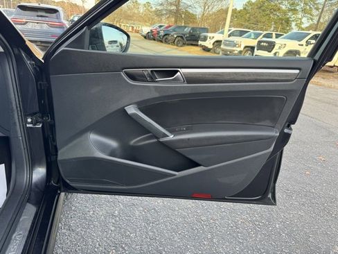 Used 2017 Volkswagen Passat 1.8T SEL Premium image 10