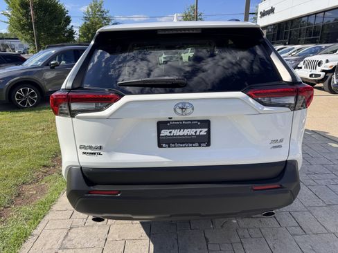 Used 2020 Toyota RAV4 XLE Premium AWD/4WD image 8
