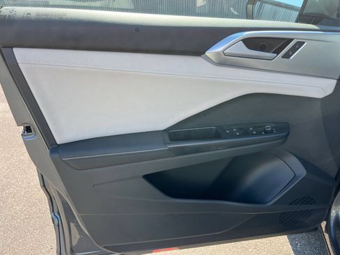 Used 2025 Volkswagen Taos SE FWD image 18
