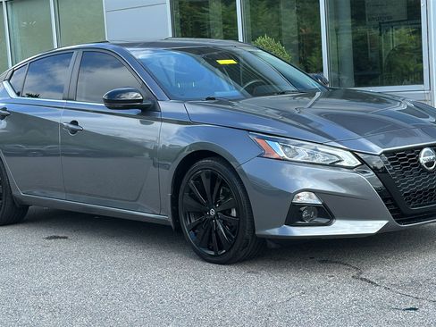 Used 2022 Nissan Altima 2.5 SR w/ Midnight Edition Package FWD image 2