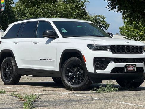 New 2026 Jeep Grand Cherokee Altitude AWD/4WD image 2