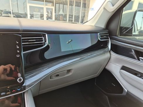 Used 2022 Jeep Wagoneer Series III w/ Premium Group I image 15