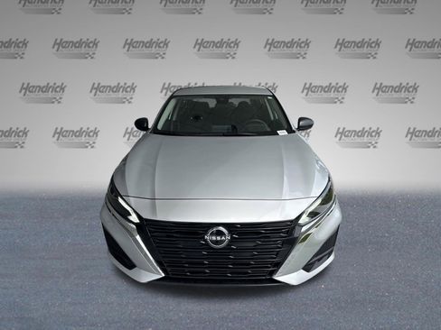 Used 2025 Nissan Altima 2.5 SV FWD image 3