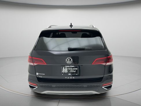 Used 2023 Volkswagen Taos SE w/ Panoramic Sunroof Package FWD image 5