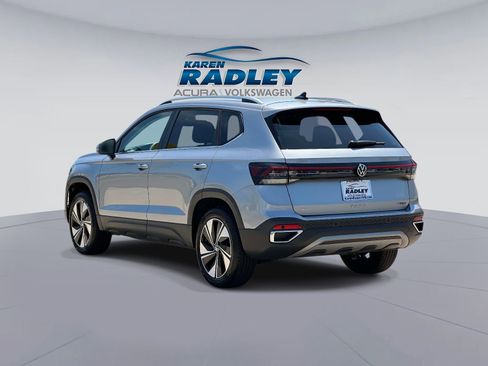 Used 2025 Volkswagen Taos SE AWD/4WD image 4