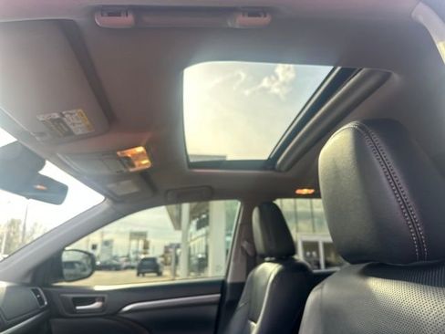 Used 2017 Toyota Highlander Limited image 27