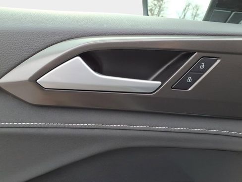 Certified 2025 Volkswagen Taos SE image 23