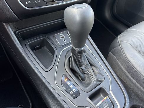 Used 2021 Jeep Cherokee Latitude Lux 80th Anniv w/ Quick Order Package 26U 80TH image 18